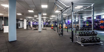 FitnessStudio Suche - Functional Training - Mega viel Platz für freie Übungen. Über 600m² Fläche, für alle Sportarten genug Platz! - Lila Cross