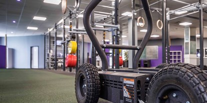 FitnessStudio Suche - Kostenfreie Parkplätze - Neueste Trainingstechnik für einen richtige fitten Körper. - Lila Cross